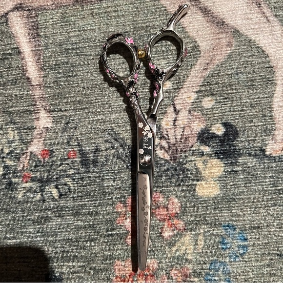 Washi Beauty Black Rosebud Shear 5.5” Right Hand Jeweled Handles - Picture 4 of 7